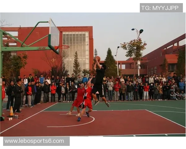 八一队与上海队的激烈对决展现篮球魅力与团队精神的巅峰对抗 八一队与上海队的激烈对决展现篮球魅力与团队精神的巅峰对抗